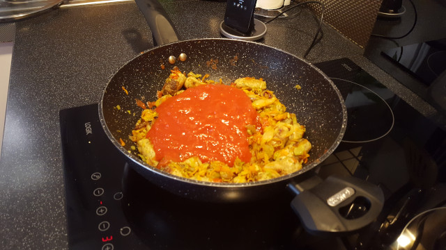 mixed-toms-added-to-pan