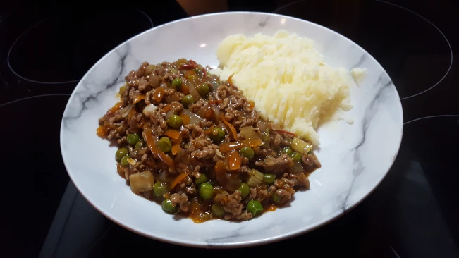 savoury mince and mash served in a dish savoury mince and mash plated