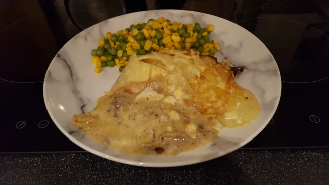 smoked haddock bacon bake with sweetcorn & peas smoked haddock bacon bake plated