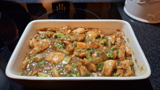 spring onion chicken in serving dish