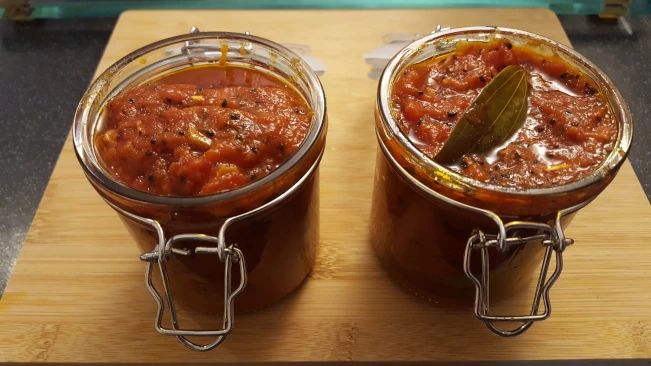 tomato-chutney-in-jars