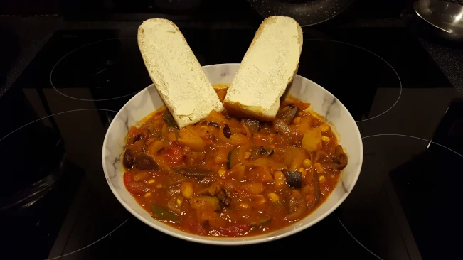 vegetarian chilli and buttered bread