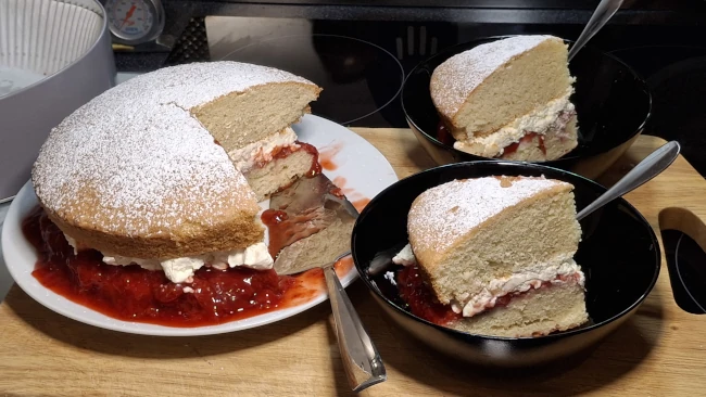 messy-victoria-sponge